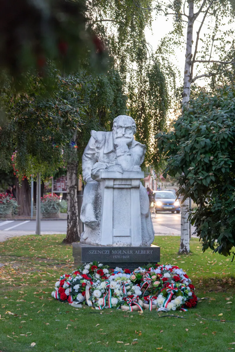 Dni A. M. SZ.: Kladenie vencov pri soche A. M. Szenciho