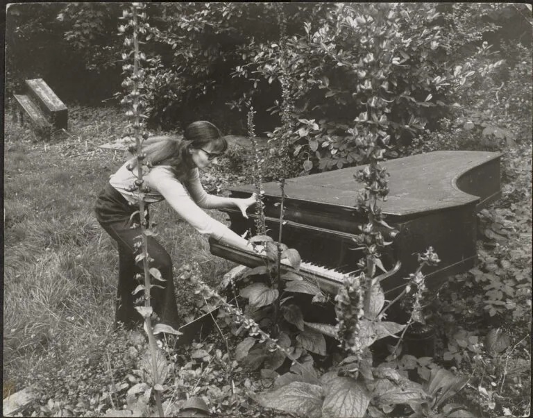 Zvukové inštalácie Annea Lockwood (US) – Piano Garden, zo série úúú: Piano