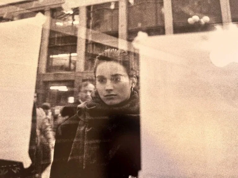 VERNISÁŽ VÝSTAVY SNÍMKY MAJÚ DOBRÚ PAMÄŤ: NEŽNÁ REVOLÚCIA ŠOŠOVKOU FOTOGRAFA PETRA ŽUPNÍKA (Kultúrne centrum Cvak)