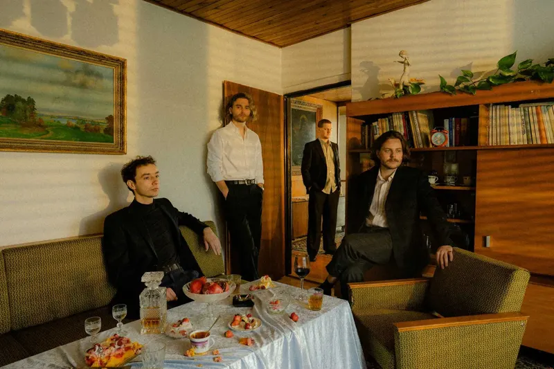Midnight Swimmers + Obligatne