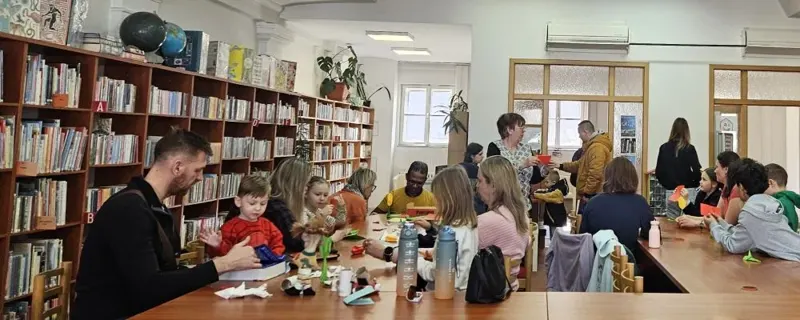 Origami v knižnici (lietadlo / loď)